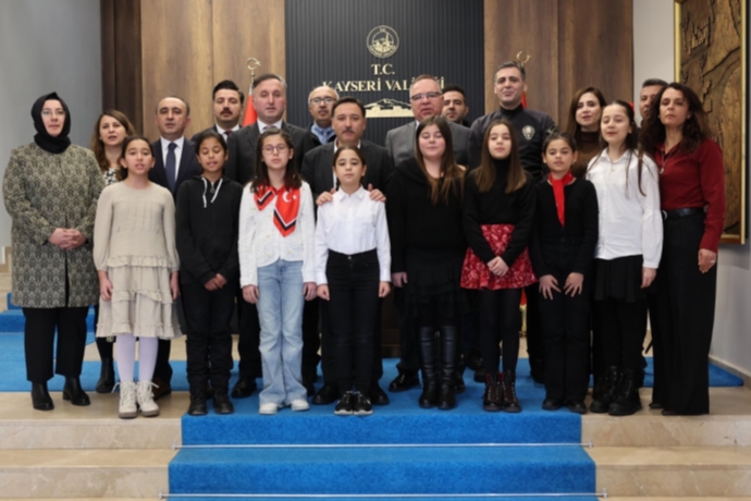 �stiklal Mar���n�n Gurur Veren Sesleri Valilikte Yank�land�: Vali G�kmen �i�ek �ampiyon ��rencilerle Bulu�tu