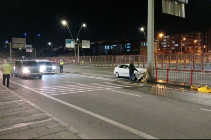 Kayseri�de Direksiyon Hakimiyetini Kaybeden S�r�c� Tabela Dire�ine �arpt�