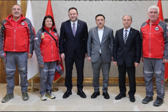 Deprem Haftas�nda Dikkat �eken Ziyaret: K�z�lay Ve M�S�AD Sar Ekibi Vali �i�ek �le Hangi Konular� Masaya Yat�rd�?