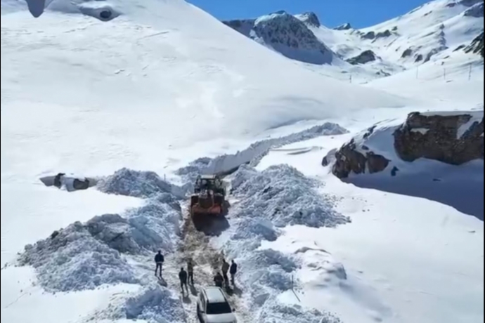 O İlçede Karla Kapalı Yollar Açılıyor: Maden Bölgesinde Çalışmalar Başladı