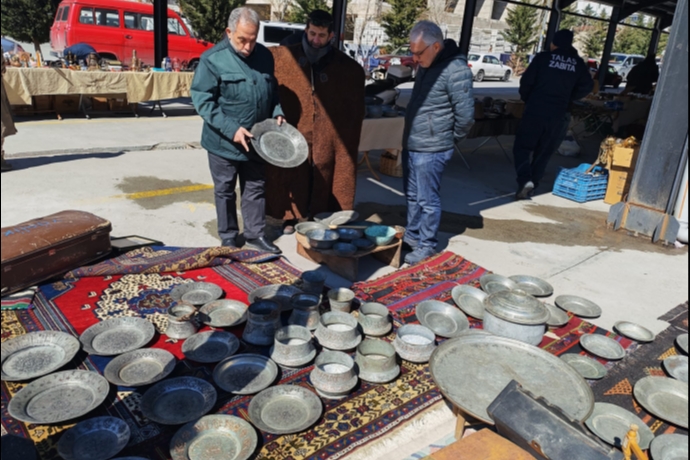 Tarihin İzleri Talas’ta Canlandı: Başkan Yalçın Antika Pazarında Vatandaşlarla Buluştu