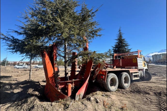 Kartal Kav�a�� Projesinde Dikkat �eken Ad�m: A�a�lar Kesilmiyor, Tek Tek Ta��n�yor