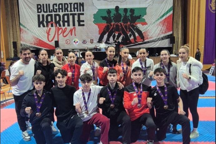 Bulgaristan�da Kayseri R�zg�r�: Karateciler 10 Madalya �le D�nd�