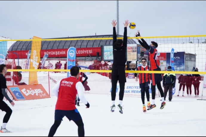 Erciyes�te Zirvede Nefes Kesen M�cadele: Kar Voleybolu Heyecan� Ya�and�