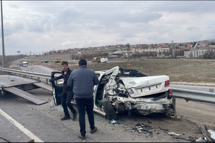 Kayseri�de Yol Kenar�nda Bekleyen Ara� K�busa D�nd�: TIR �arpmas�yla Bir Ki�i A��r Yaraland�