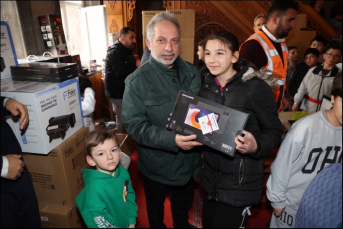 Talas�ta Teravih Co�kusu S�rprizle �enlendi : �ocuklar Hem Sevap Kazand� Hem Hediyelere Ko�tu