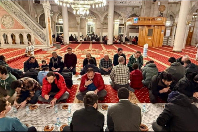 Kayseri�de 14 Y�ll�k Gelenek: B�r�ng�z Camii�nde �mmet Sofras� Kuruldu