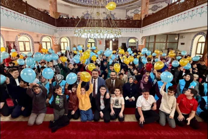 Kayseri'de Miniklere Bayram Sevinci: Cami Avlusunda Unutulmaz Anlar Ya�and�