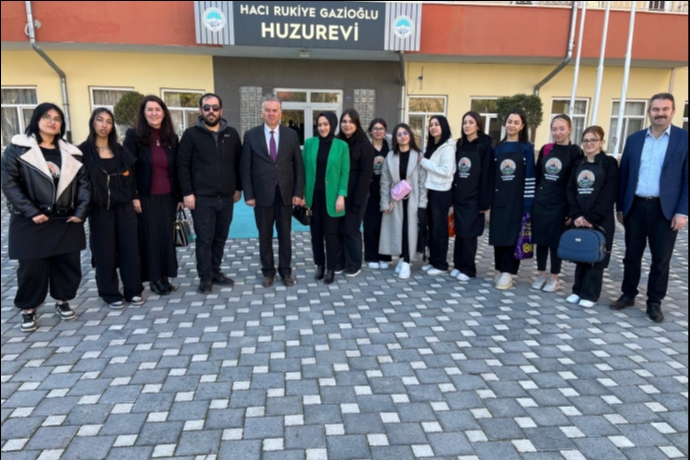 Bayram �ncesi Anlaml� Dokunu�: Gen�lerden Huzurevinde Y�rek Is�tan Hizmet
