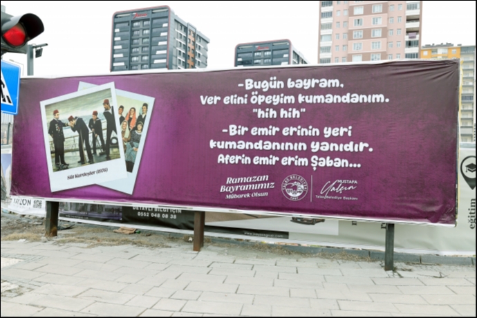 Yoldan Ge�erken Bir Anda 70�lere D�nd�ler: Talas�ta Bayram Billboardlar� G�renleri G�l�msetiyor