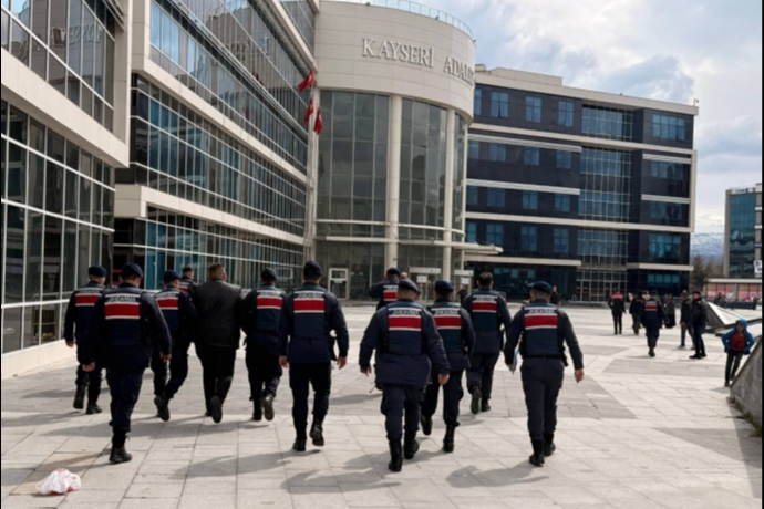 Bayram�n �lk G�n�nde Deh�et: Ka�t�, Yakaland�, Tutukland�