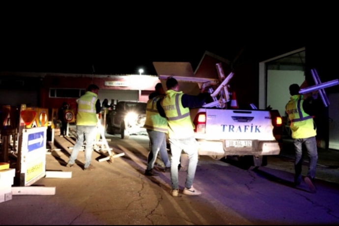 Gece Yar�s� D��meye Bas�ld�: Kayseri Trafi�i Fel� 