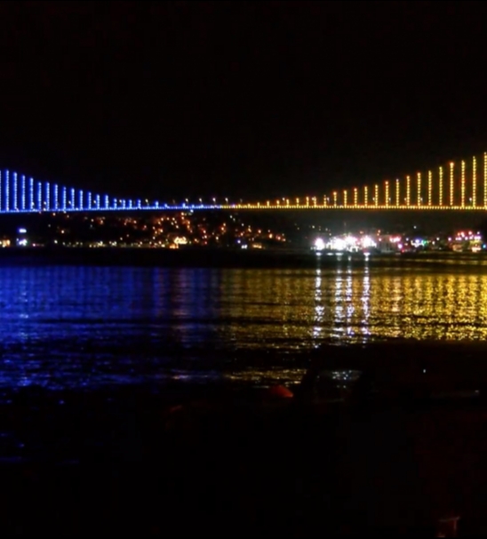 stanbul Boaz'ndaki Kprler, ampiyon Takmn Renkleriyle Iklandrld
